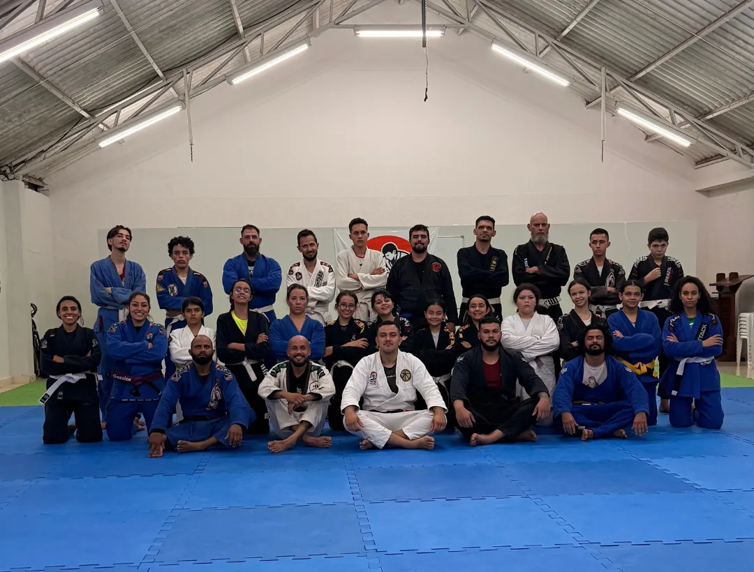 Alunos e professores do Tatame na Rocha reunidos no tatame